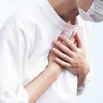 吐き気をこらえる看護師