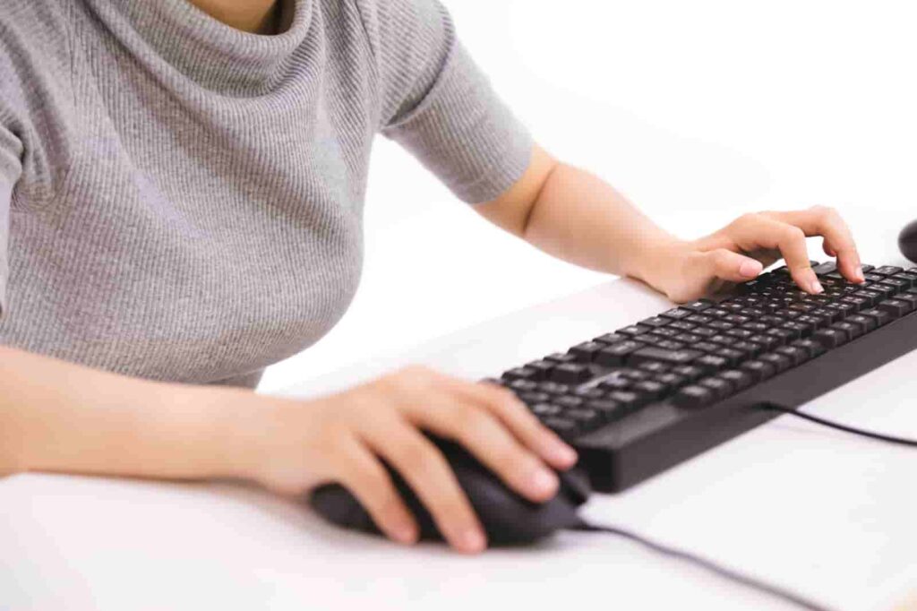 パソコン入力する女性