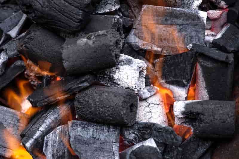 火のついた炭
